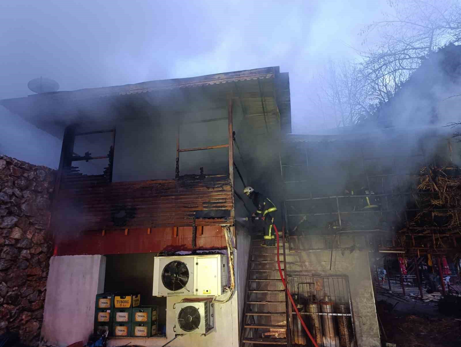 Alanya’da piknik işletmesinde yangın korkuttu