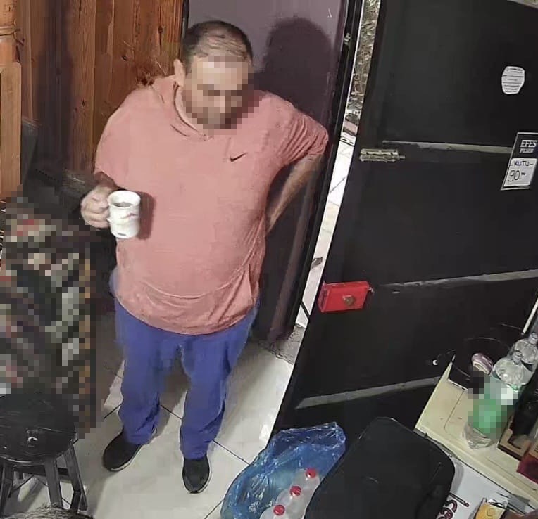 Sahibiyle samimiyet kurduğu iş yerinden &ouml;nce &ccedil;&ouml;pleri, sonra 250 karton sigarayı &ccedil;ıkarttı
