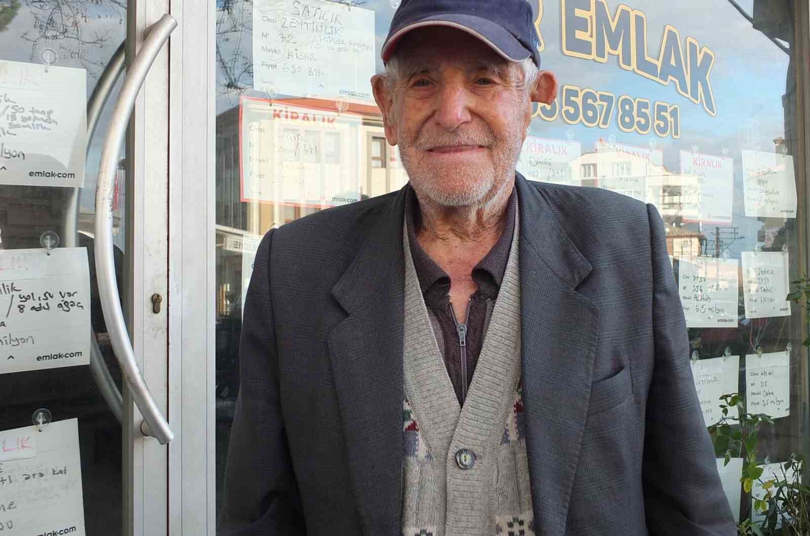 Burhaniye&rsquo;de 97 yaşındaki Hasan dede il&ccedil;enin ayaklı tarihi oldu
