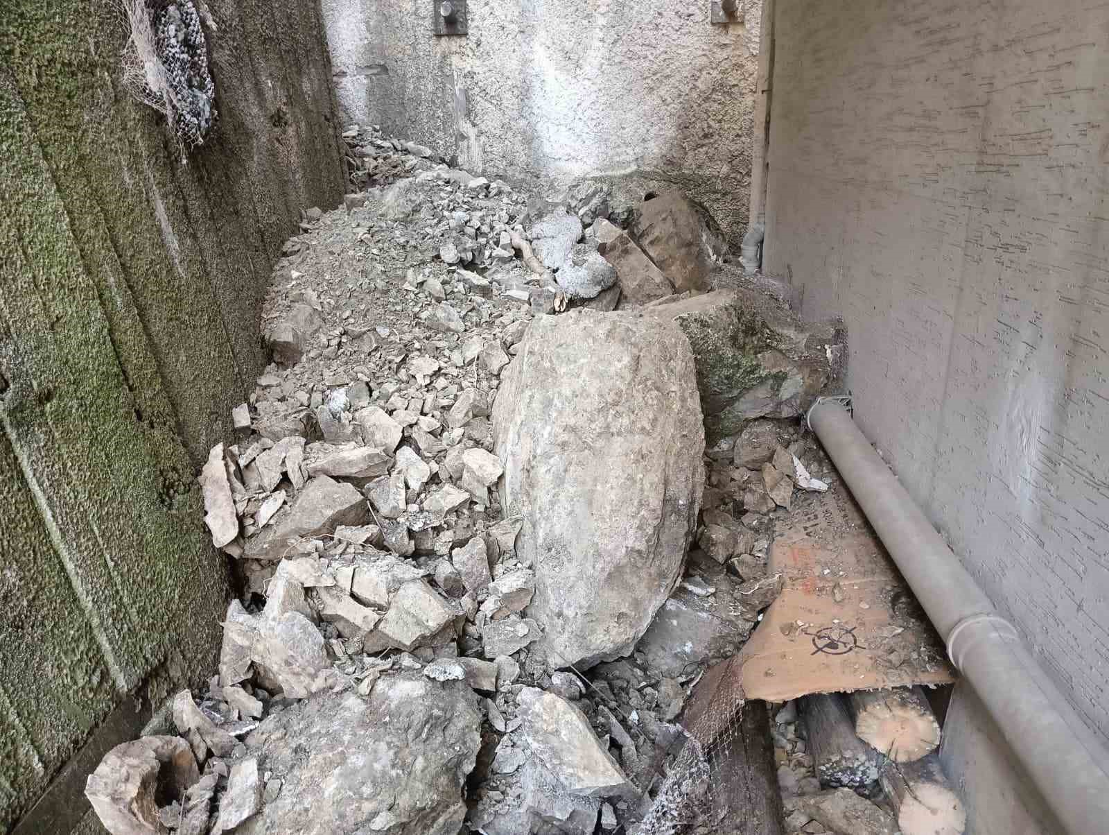 &Uuml;zerine gecekondular inşa edilen kayalıklardan d&uuml;şen par&ccedil;alar iki binanın m&uuml;h&uuml;rlenmesine neden oldu
