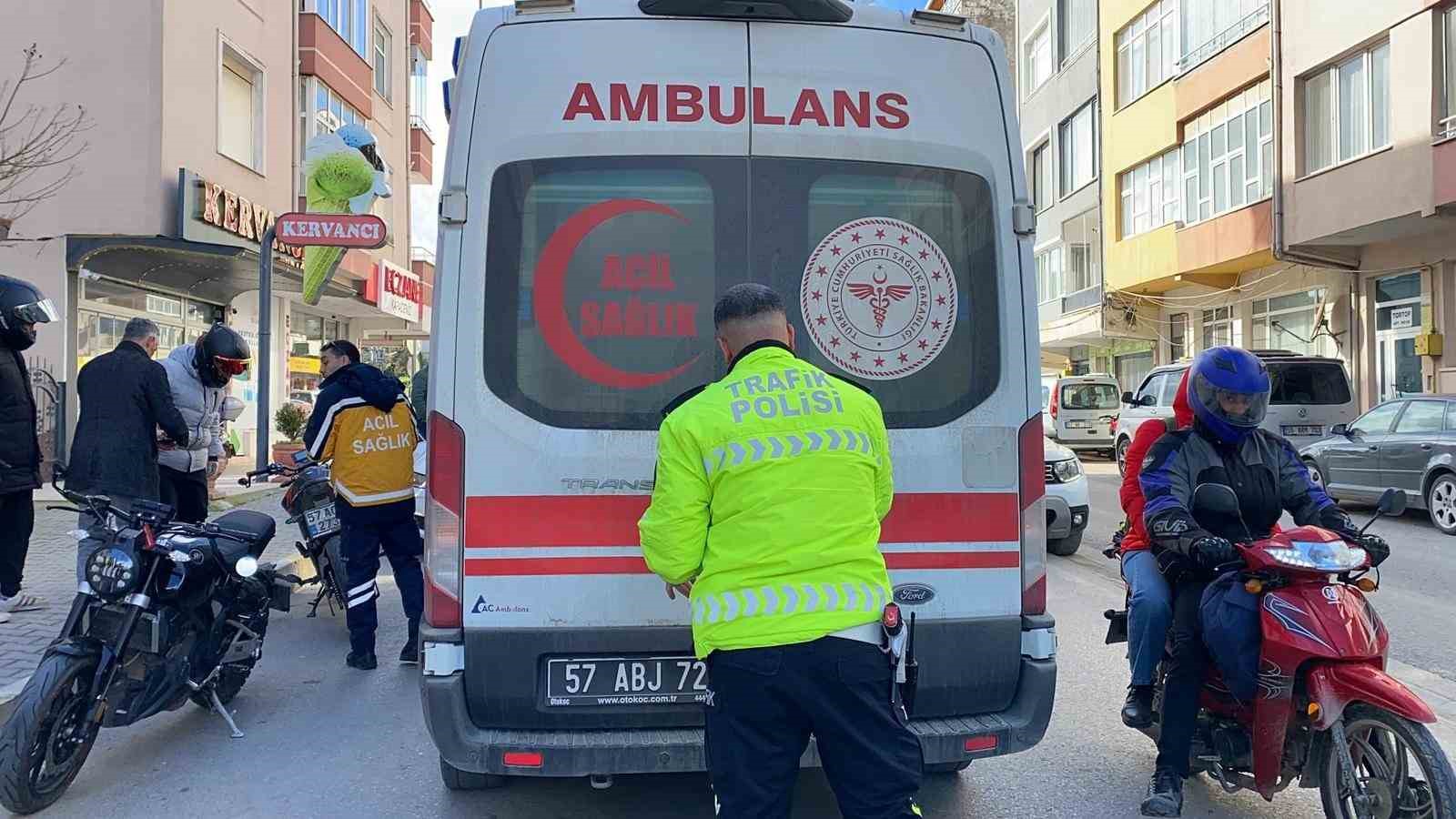 Motosiklet otomobile arkadan &ccedil;arptı: 1 yaralı
