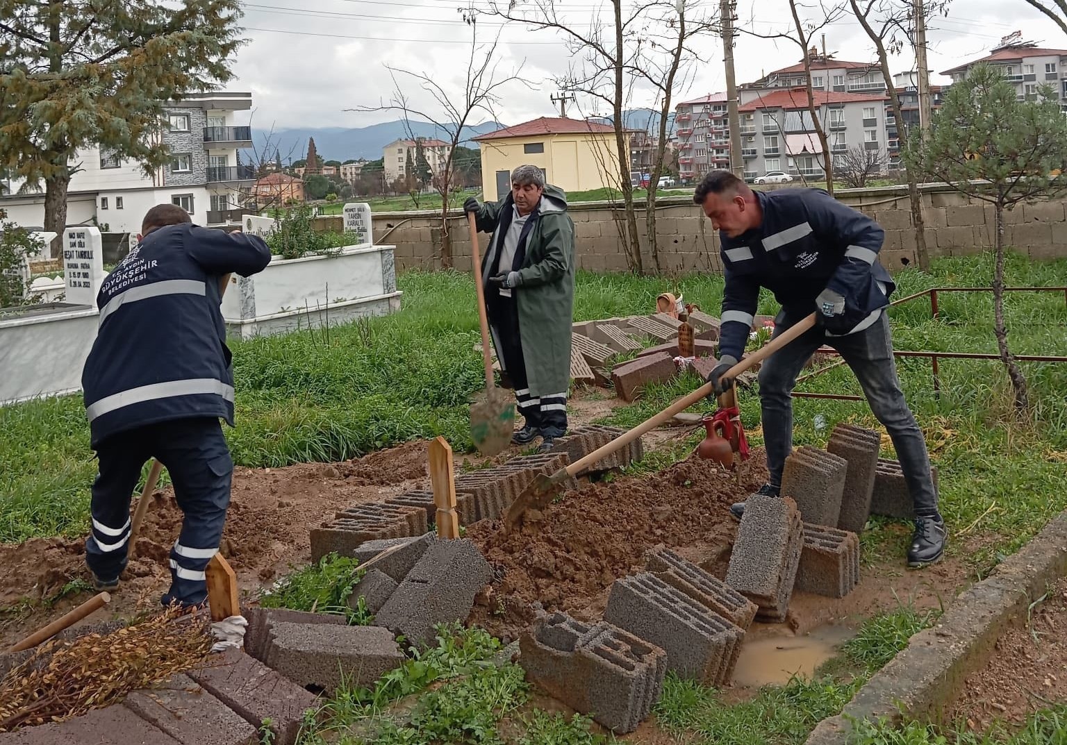 Aydın Büyükşehir, Çine’de mezarlıklarda onarım ve bakım çalışması gerçekleştirdi