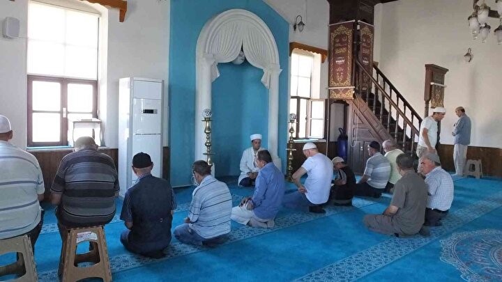 Burhaniye&rsquo;de altından yol ge&ccedil;en cami ilgi odağı oldu
