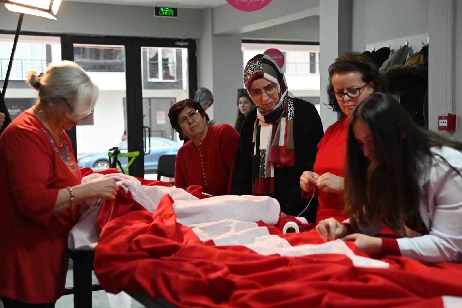 Tekirdağ B&uuml;y&uuml;kşehir&rsquo;den bayrağa saygı
