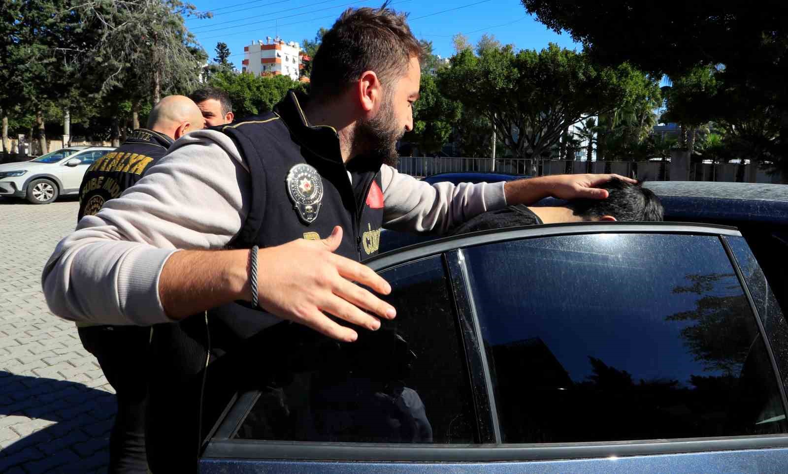 Hamile eşini silahla yaralayan şahıs adliyeye sevk edildi
