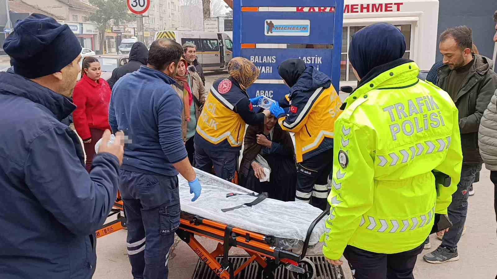 PTT Kargo minib&uuml;s&uuml;n&uuml;n &ccedil;arptığı yaşlı kadın yaralandı
