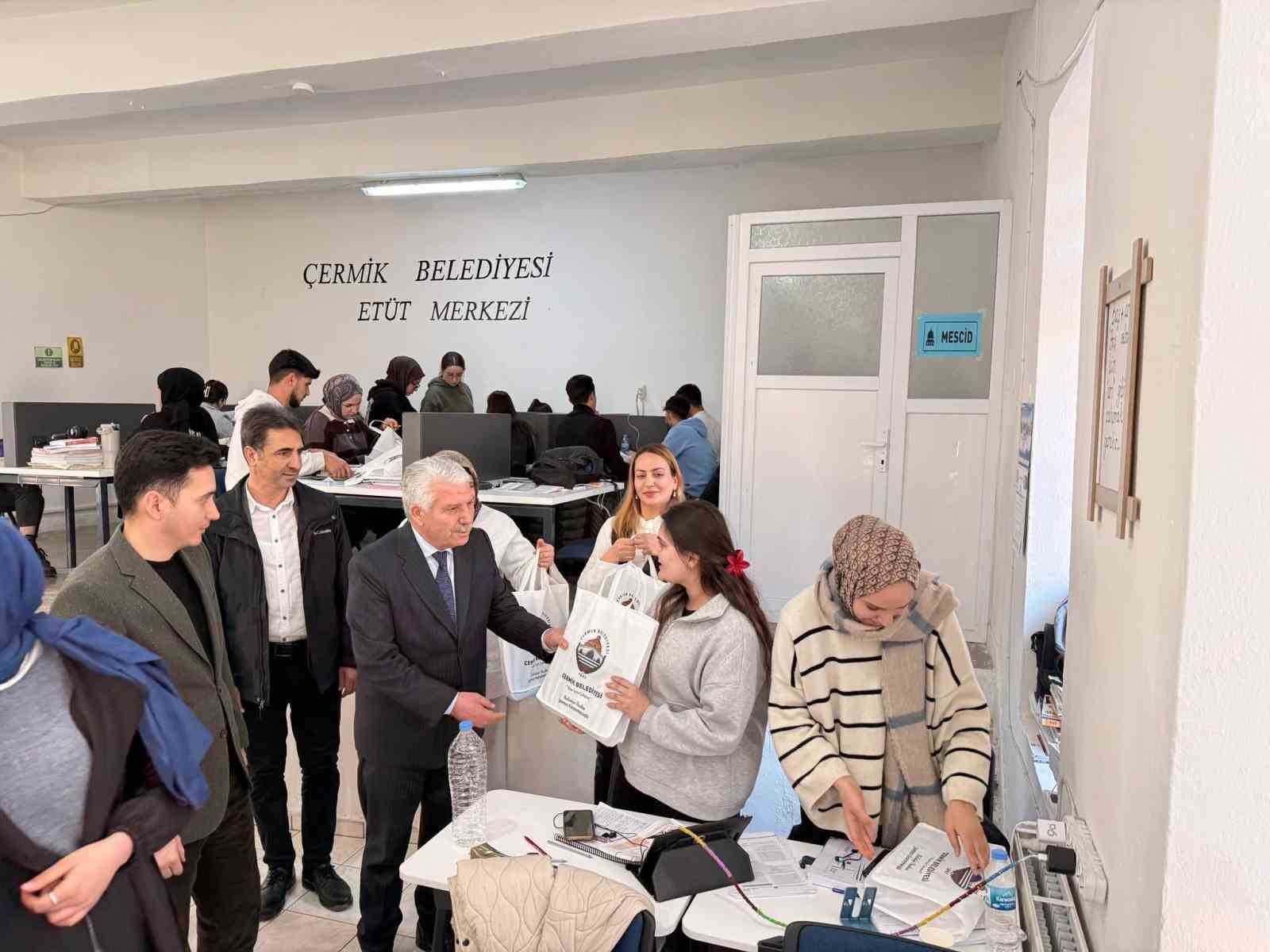 &Ccedil;ermik Belediyesi sınavlara hazırlanan gen&ccedil;lere kaynak yardımında bulundu
