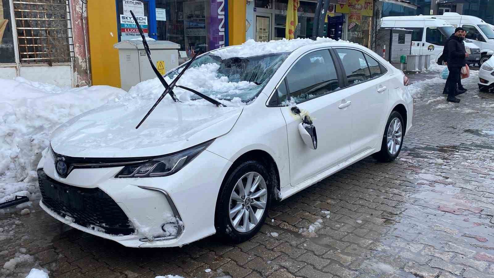 Bing&ouml;l&rsquo;de &ccedil;atıdan d&uuml;şen kar otomobile zarar verdi
