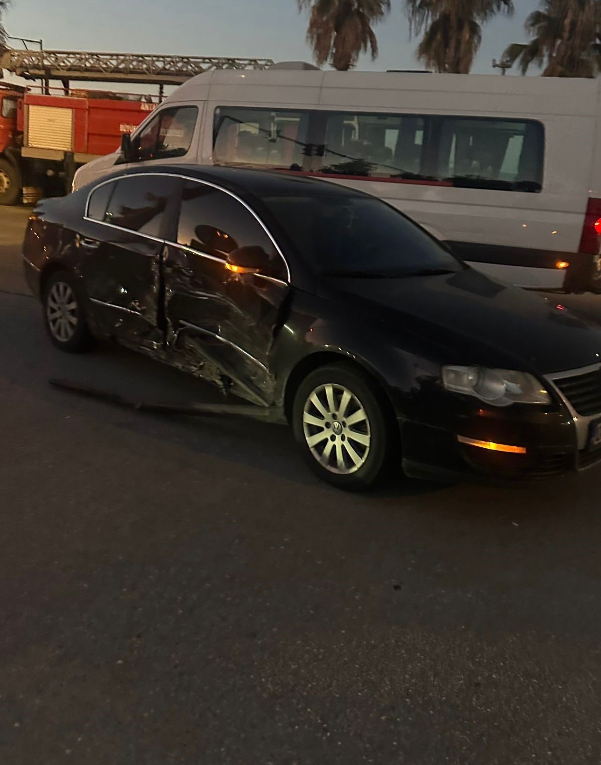 Alanya&rsquo;da &ccedil;arpışan araba alev topuna d&ouml;nd&uuml;
