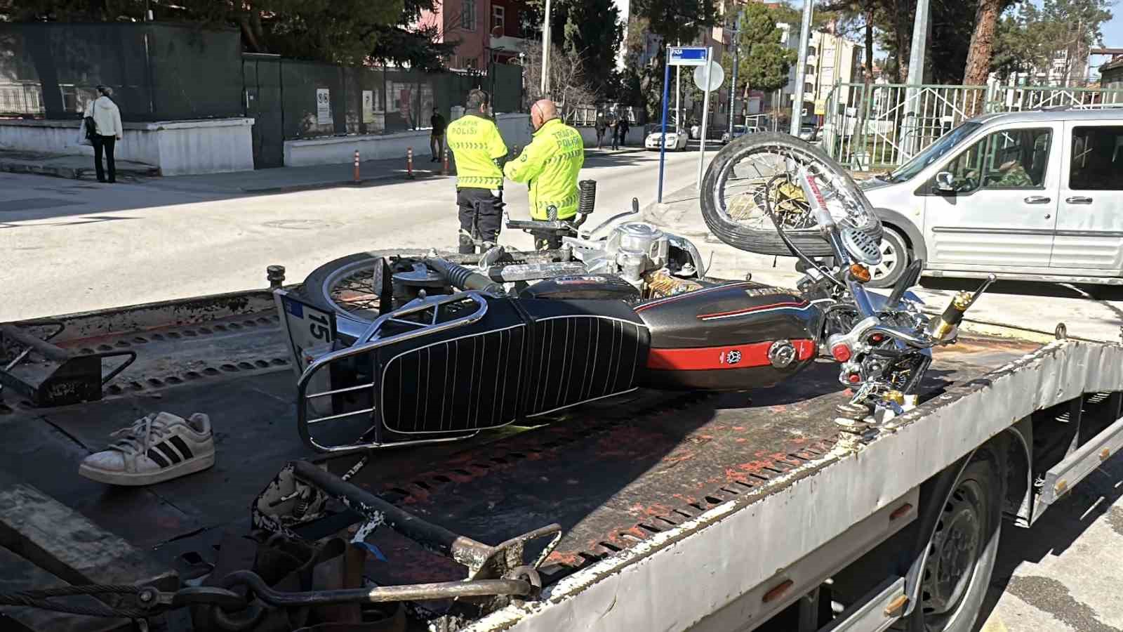 Motosiklet kavşağa kontrolsüz girerek otomobile çarptı: 1’i ağır 2 yaralı