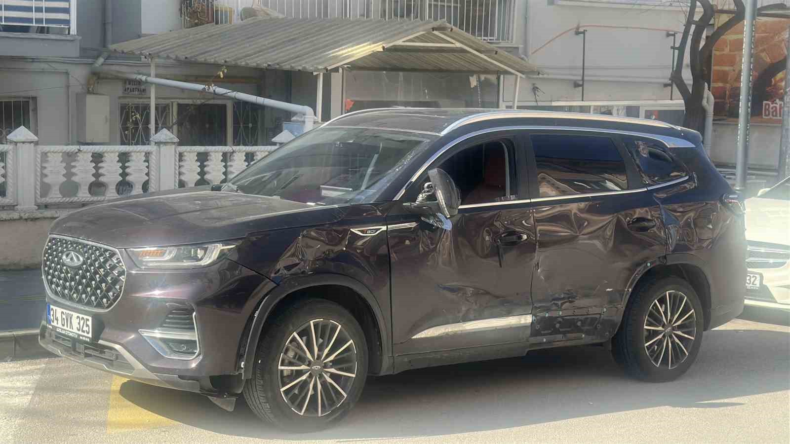 Motosiklet kavşağa kontrols&uuml;z girerek otomobile &ccedil;arptı: 1&rsquo;i ağır 2 yaralı
