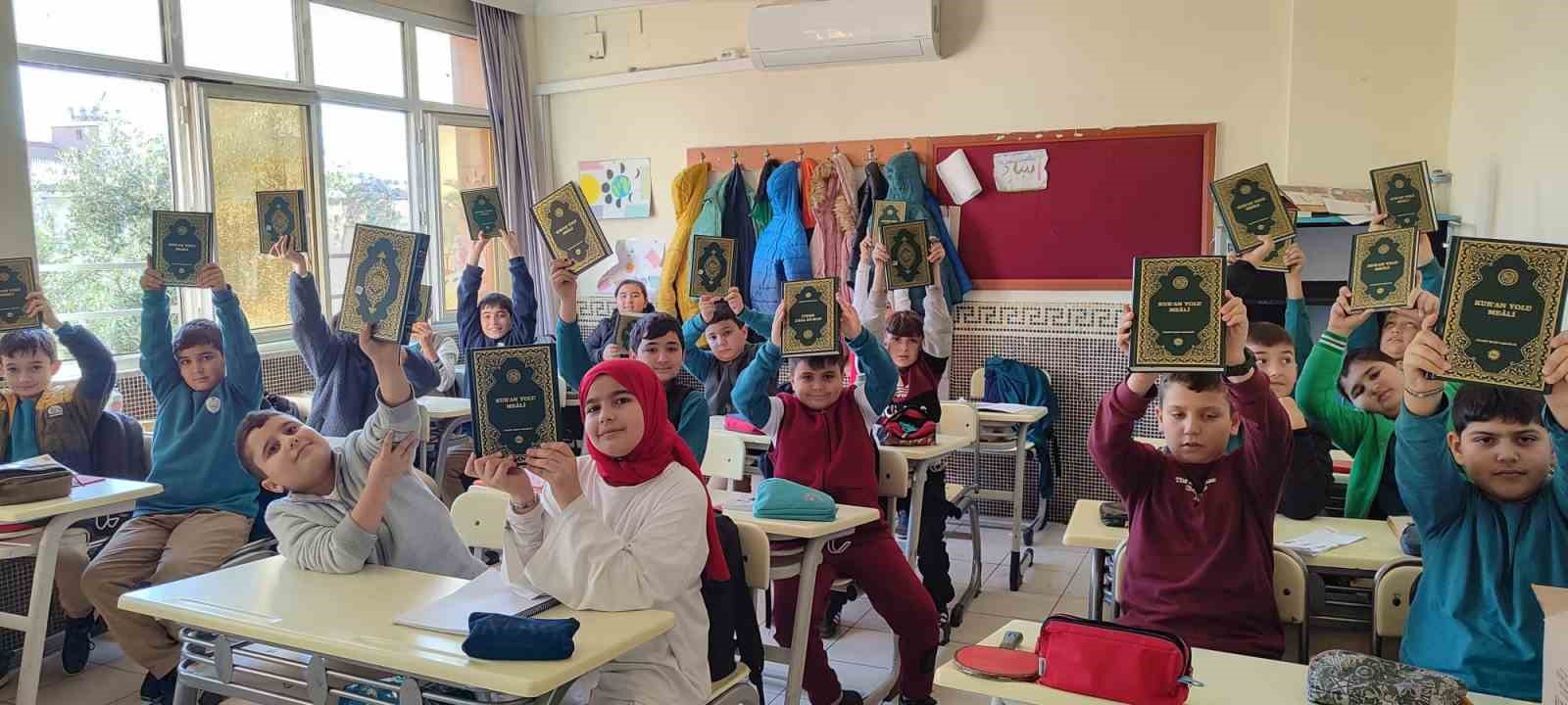 Anamur’da öğrencilere Kur’an-ı Kerim hediye edildi