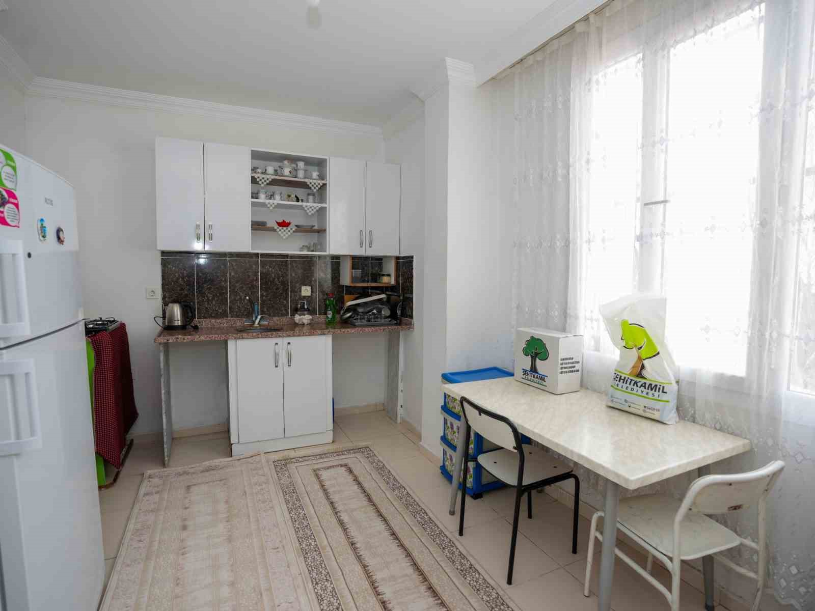 Yılmaz&rsquo;dan evi yenilenen Beyazkurt ailesine ziyaret
