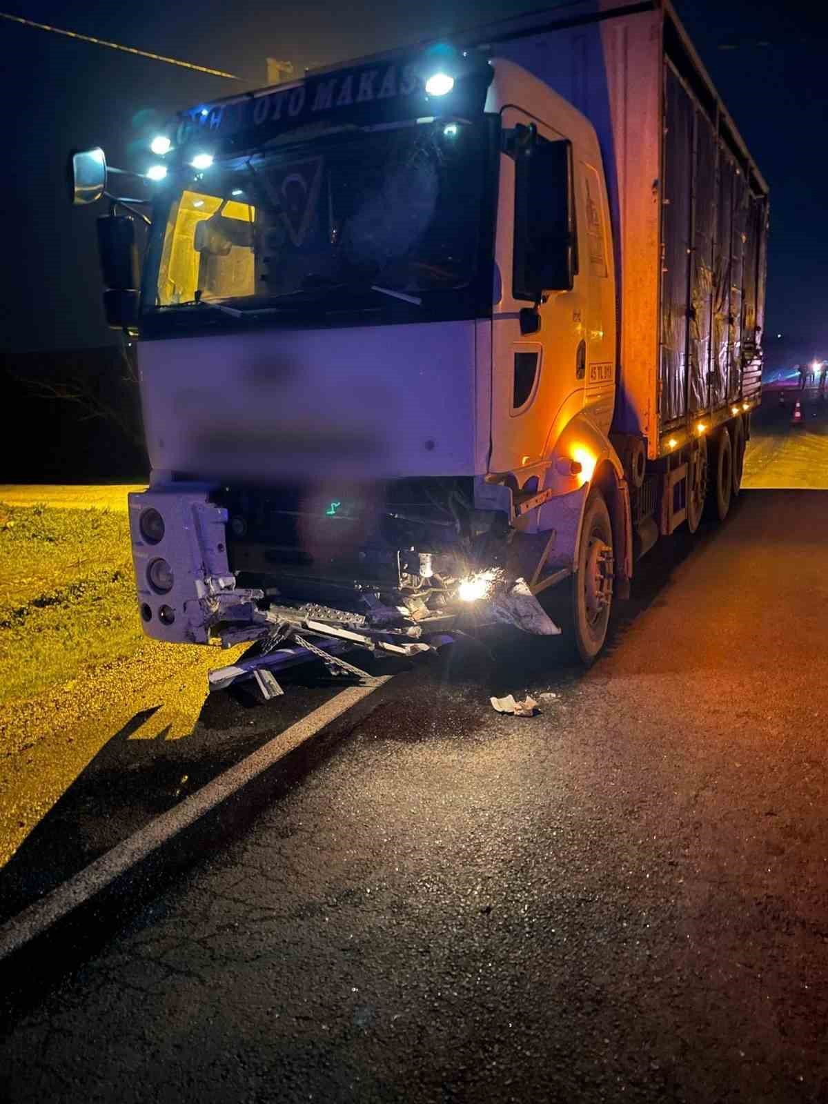 Manisa&rsquo;da kamyon ile otomobil &ccedil;arpıştı: 1 &ouml;l&uuml;, 1 yaralı
