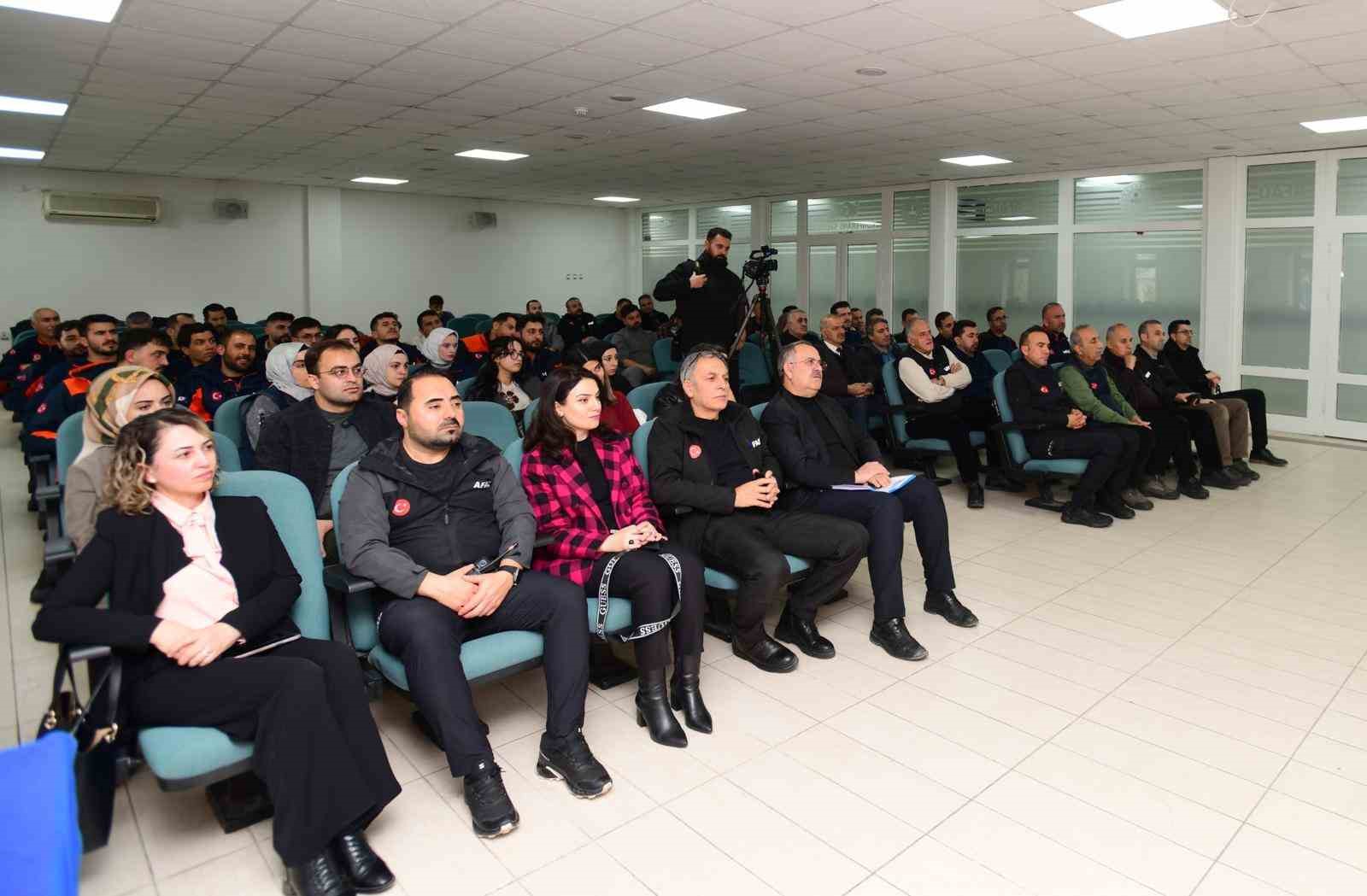 YY&Uuml;&rsquo;de "Van İlinin Depremselliği" s&ouml;yleşi d&uuml;zenlendi
