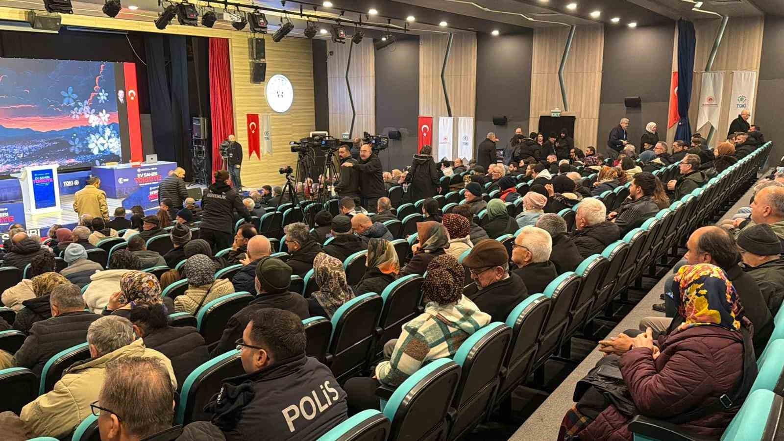 D&uuml;zce&rsquo;de 2 bin 470 konutun hak sahipleri kurayla belirlendi
