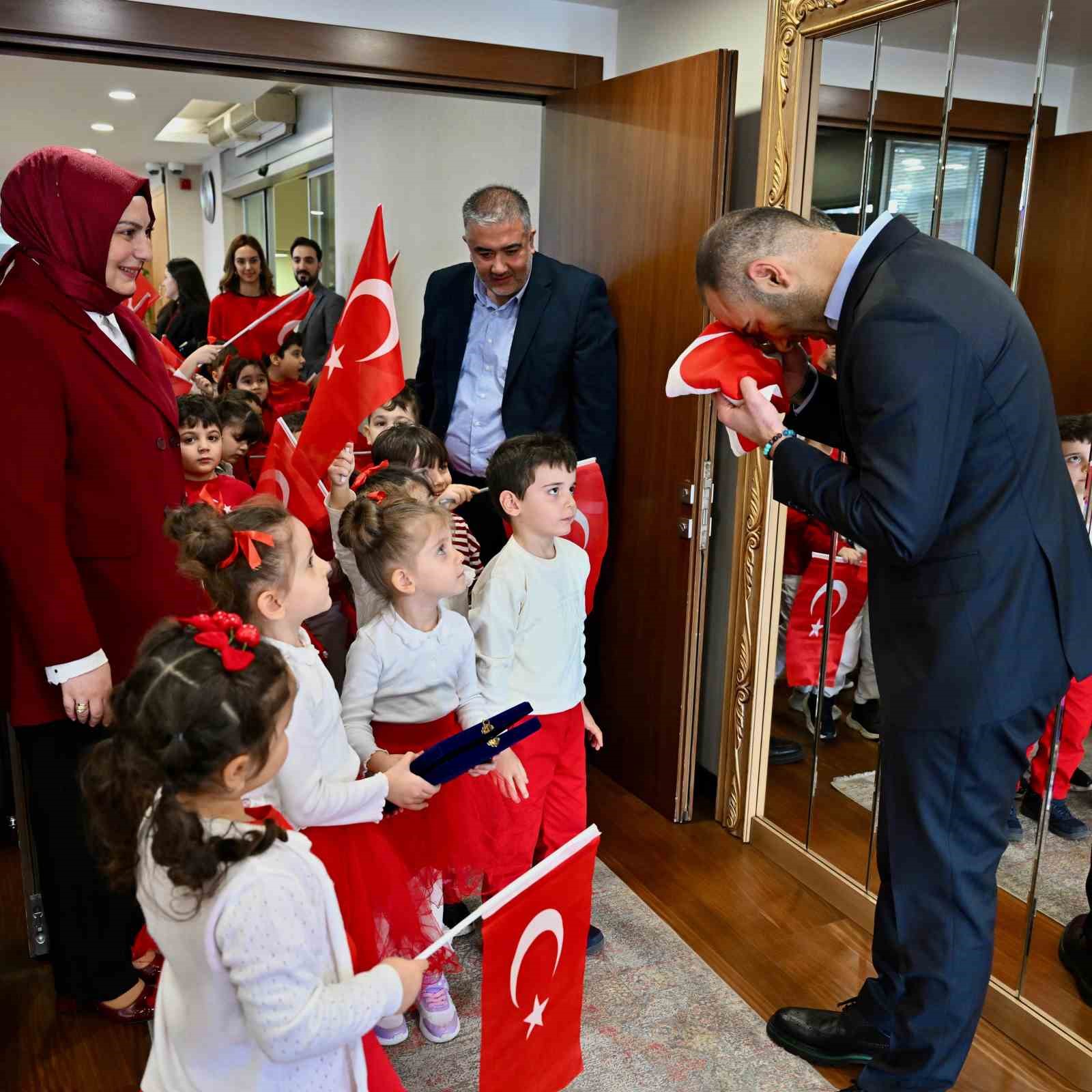 Gaziosmanpaşalı miniklerin gururlandıran bayrak sevgisi