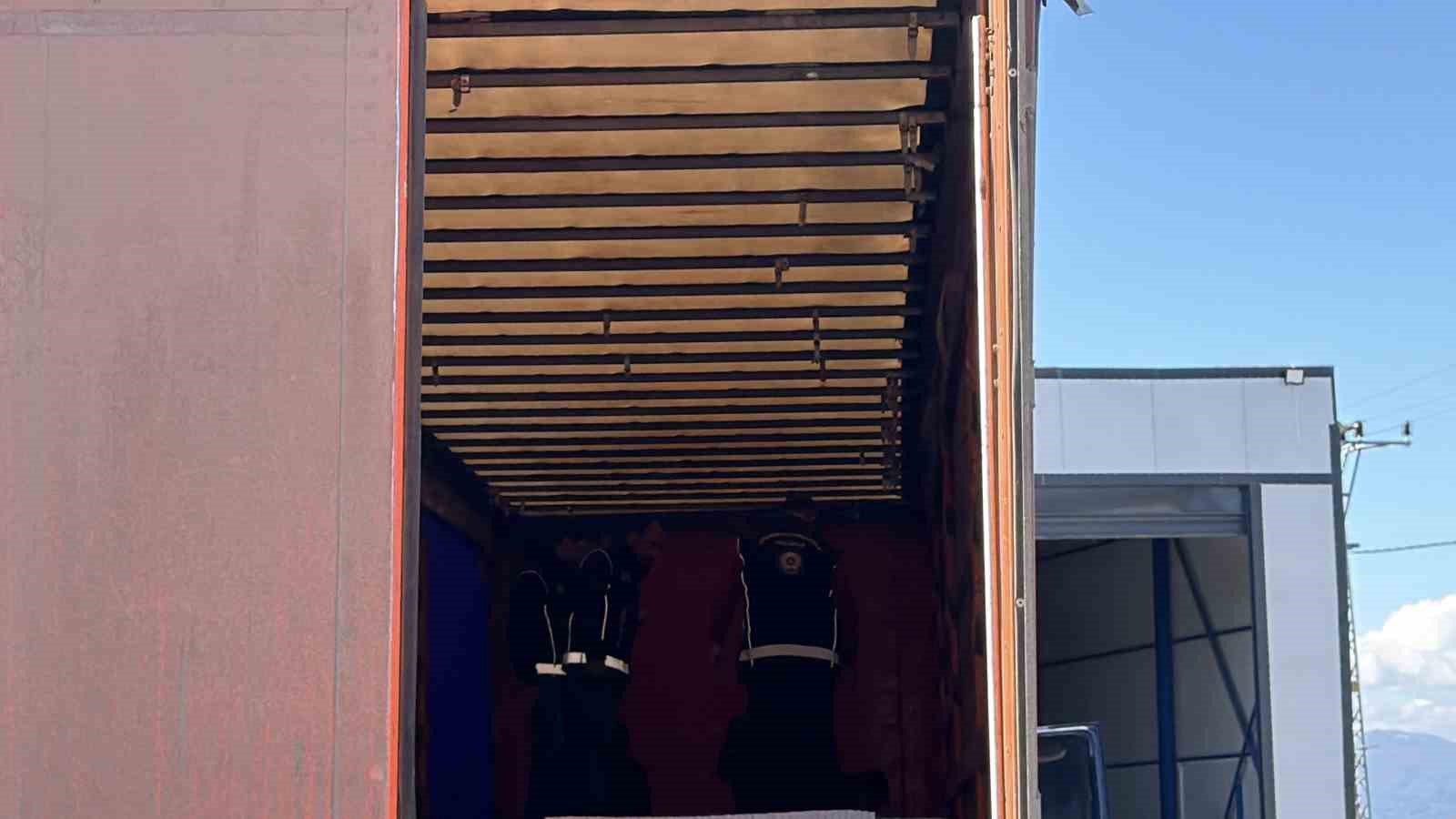 Mermer y&uuml;kl&uuml; tırda gizlenen 4 ka&ccedil;ak g&ouml;&ccedil;men yakalandı
