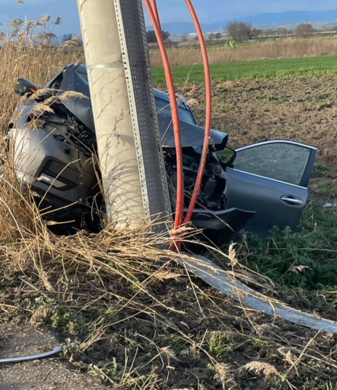 Direğe &ccedil;arpan otomobil s&uuml;r&uuml;c&uuml;s&uuml; yaralandı
