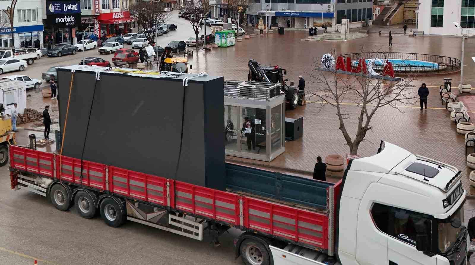 Alaca Cumhuriyet Meydanı&rsquo;na dev led ekran kuruldu
