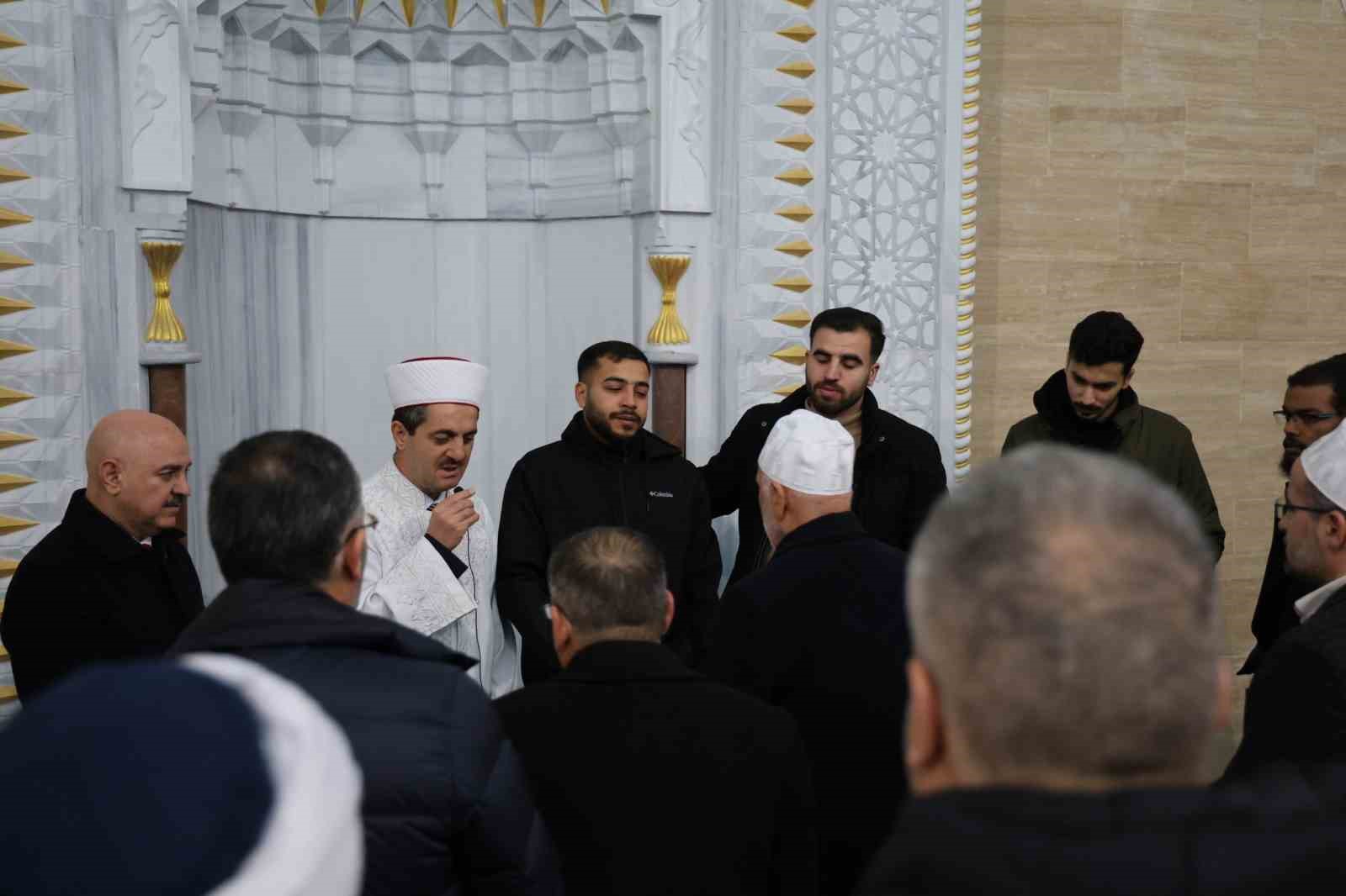 Filistinli &ouml;ğrencinin şehit edilen ailesi i&ccedil;in gıyabi cenaze namazı kılındı
