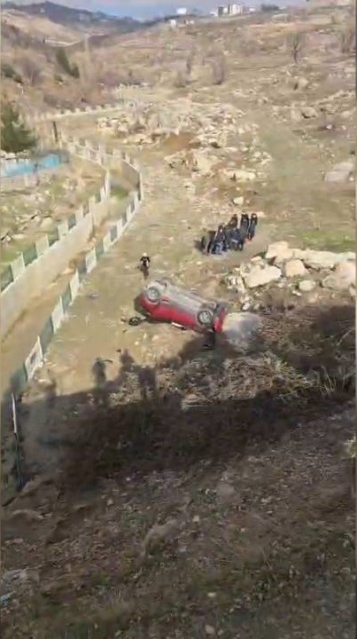 Şırnak’ta kontrolden çıkan otomobil şarampole uçtu: 1 yaralı