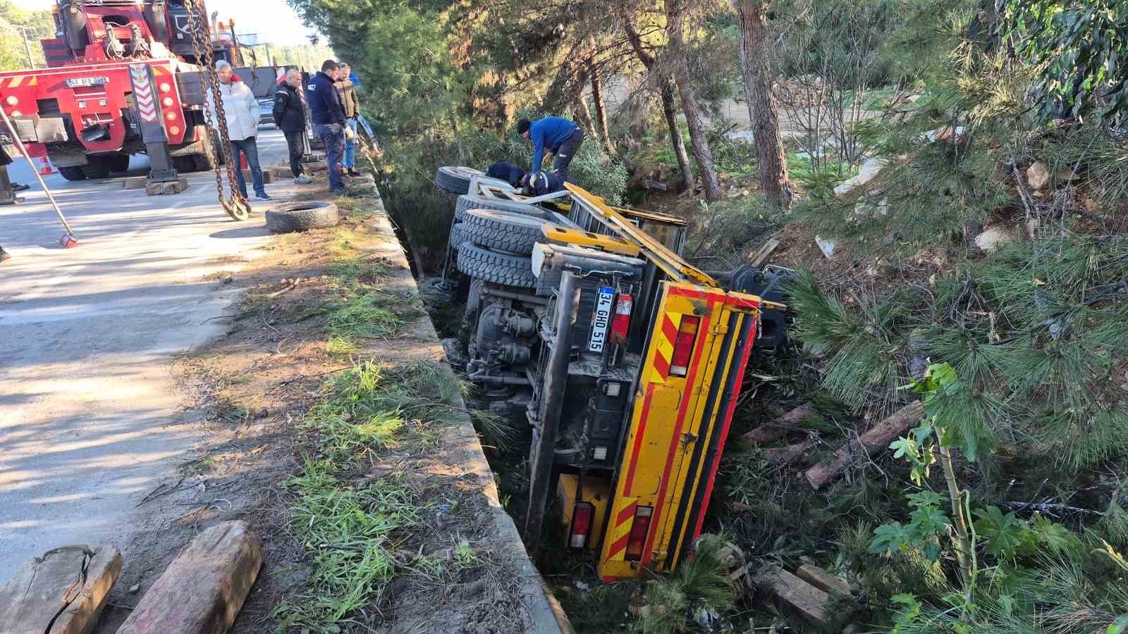 Otomobile çarpıp şarampole devrildi: 1 yaralı