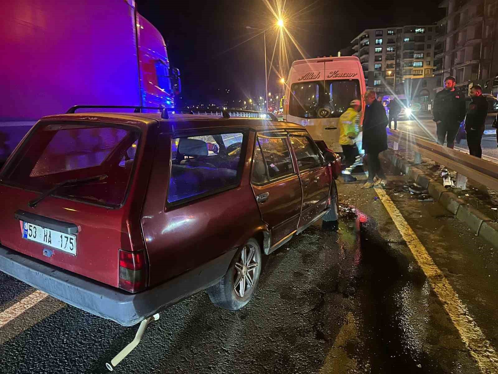 Servis minib&uuml;s&uuml; ile Tofaş otomobil &ccedil;arpıştı: 1 yaralı

