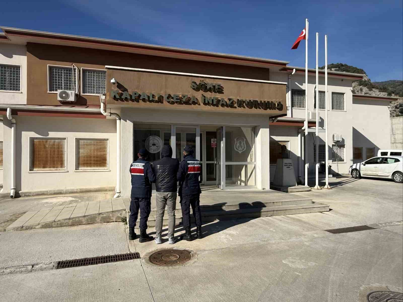 Aydın’da aranan şahıslar jandarmadan kaçamadı