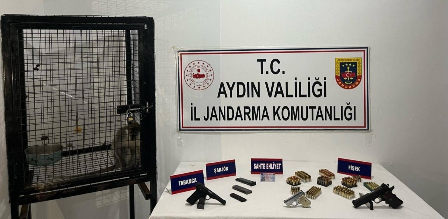 Kuşadası’nda ruhsatsız silah ve maymun ele geçirildi