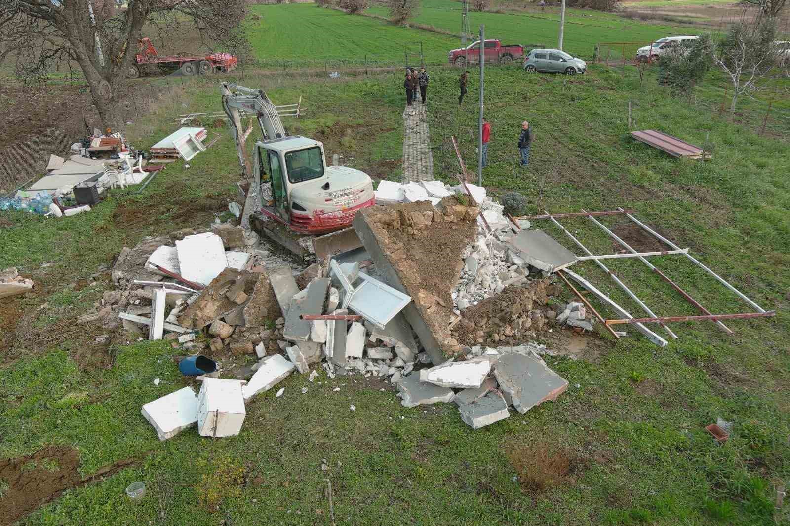 Çanakkale’de 10 kaçak yapı yıkıldı