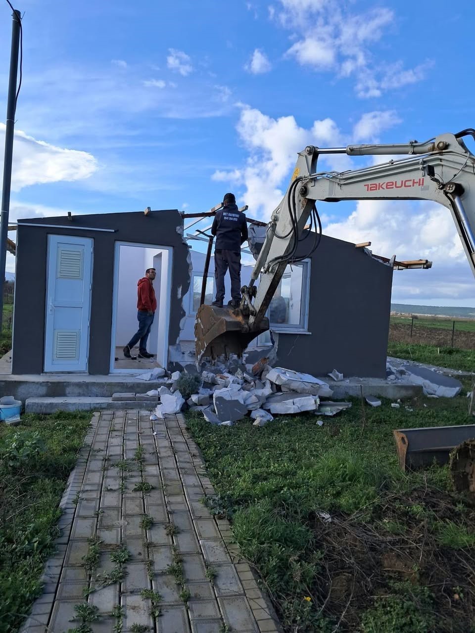 &Ccedil;anakkale&rsquo;de 10 ka&ccedil;ak yapı yıkıldı
