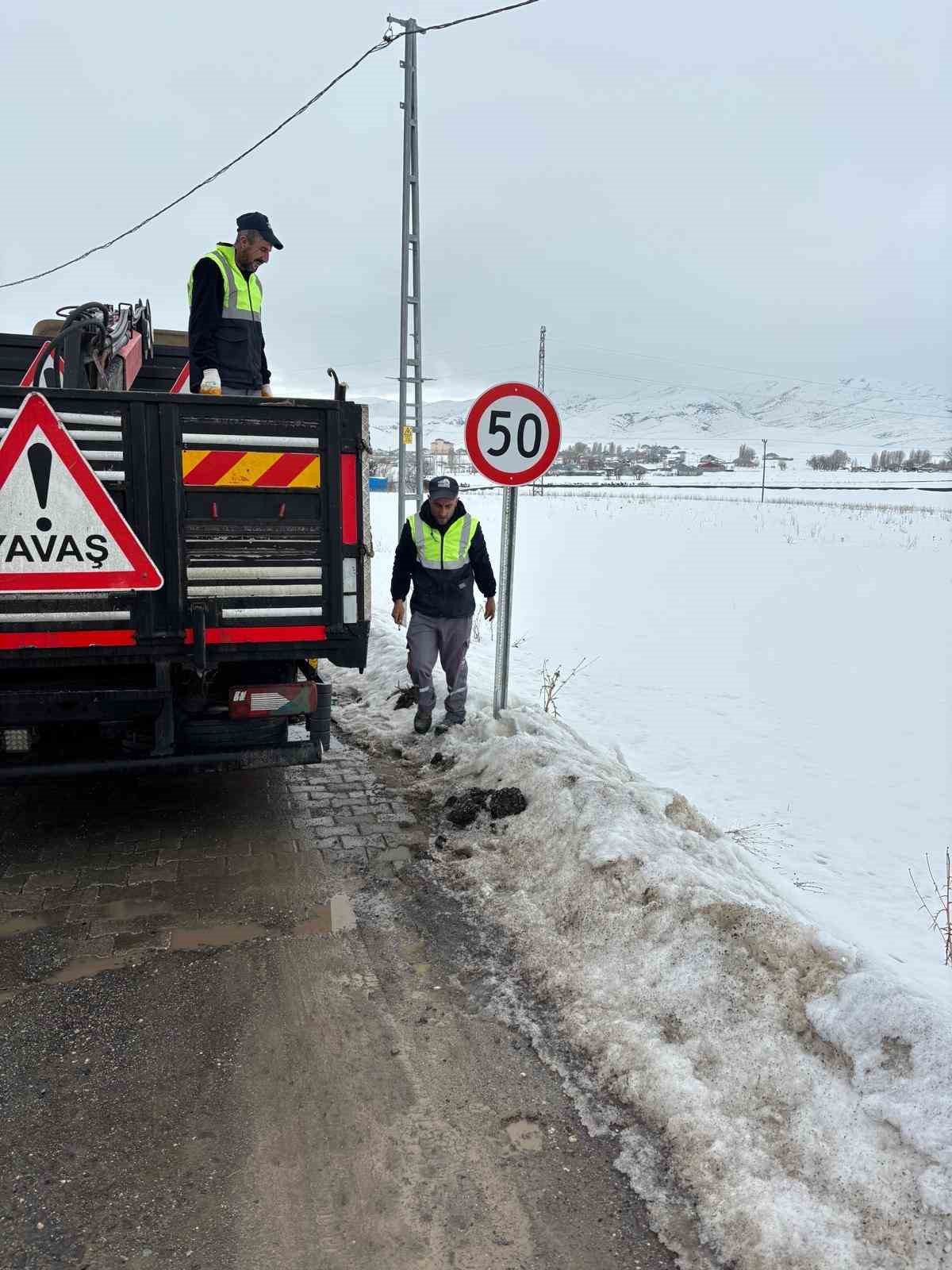 Patnos&rsquo;ta trafik levhalarına d&uuml;zenleme
