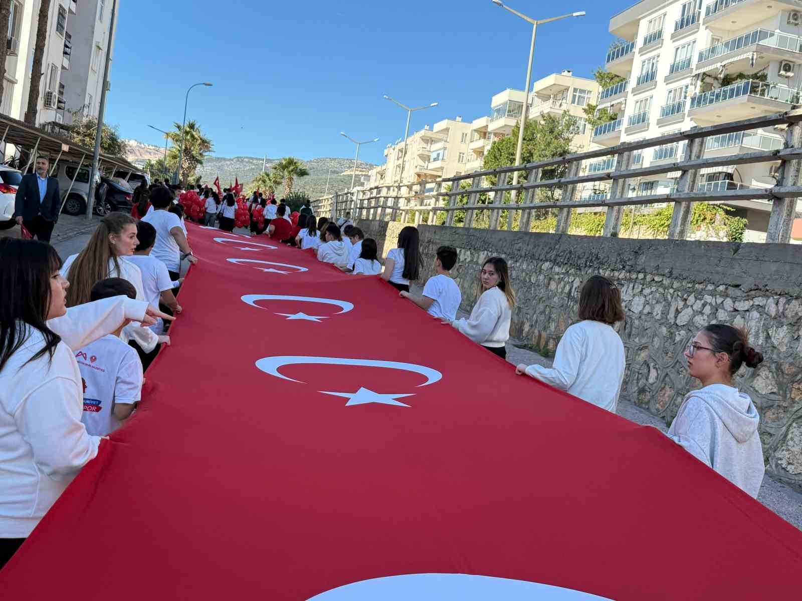 Silifke&rsquo;de bayrak y&uuml;r&uuml;y&uuml;ş&uuml;
