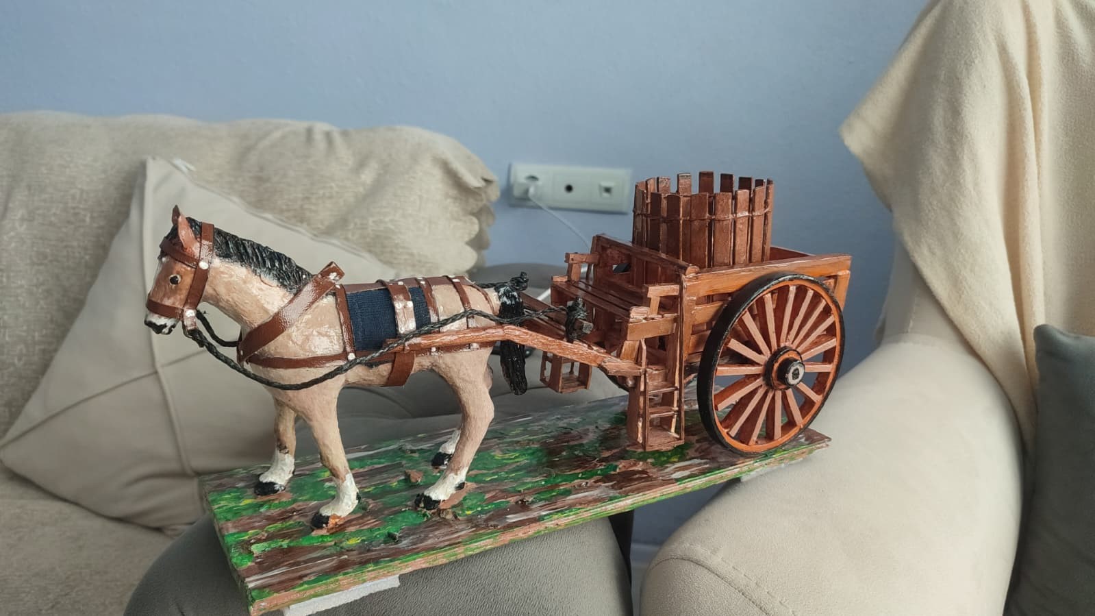 Konuşma ve işitme engelli vatandaş, atıkları sanata d&ouml;n&uuml;şt&uuml;r&uuml;yor
