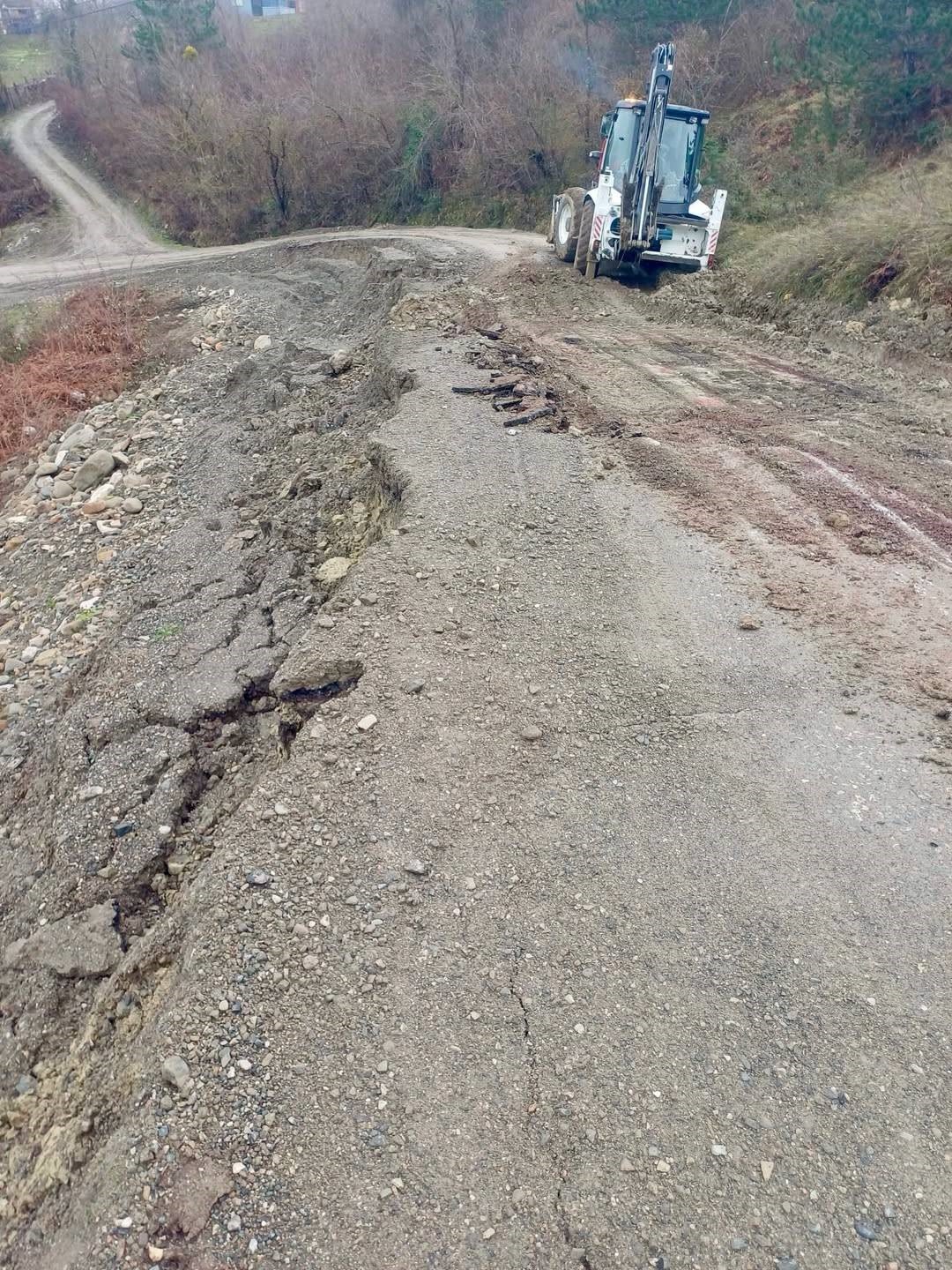 Sinop’ta heyelan sonrası yol ulaşıma açıldı