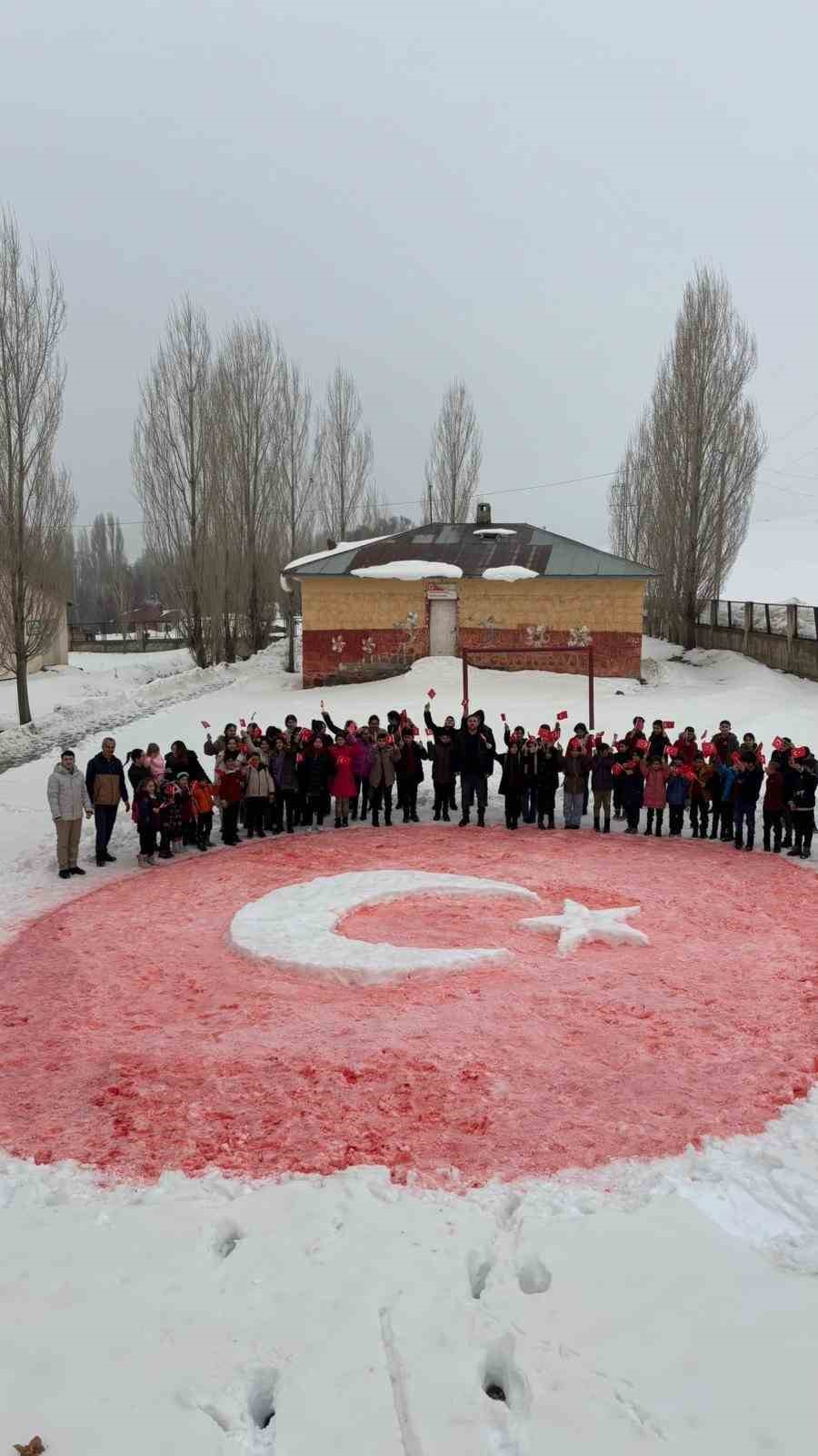 Öğrenciler kardan Türk bayrağı yaptı
