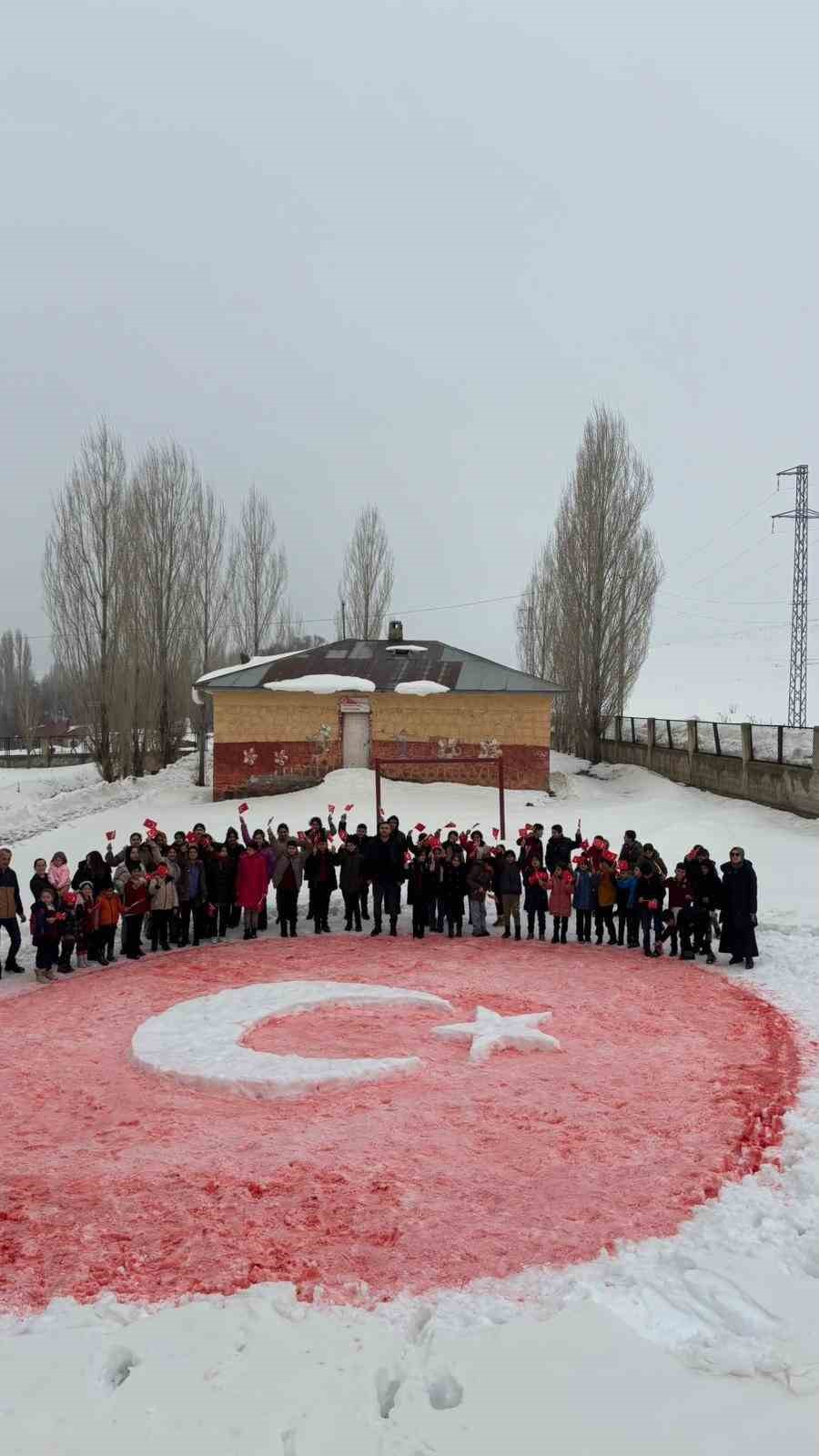 &Ouml;ğrenciler kardan T&uuml;rk bayrağı yaptı
