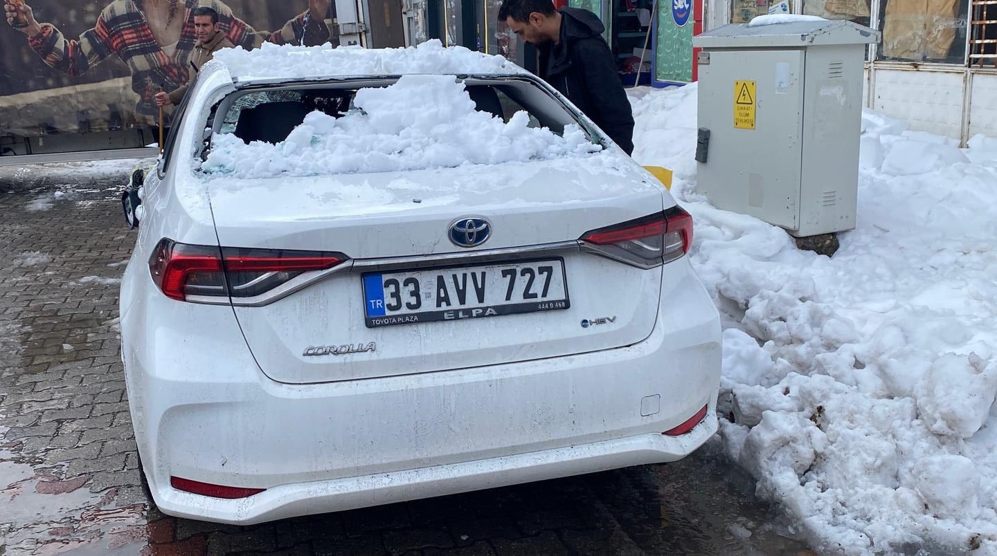 Bingöl’de çatıdan düşen kar otomobile zarar verdi