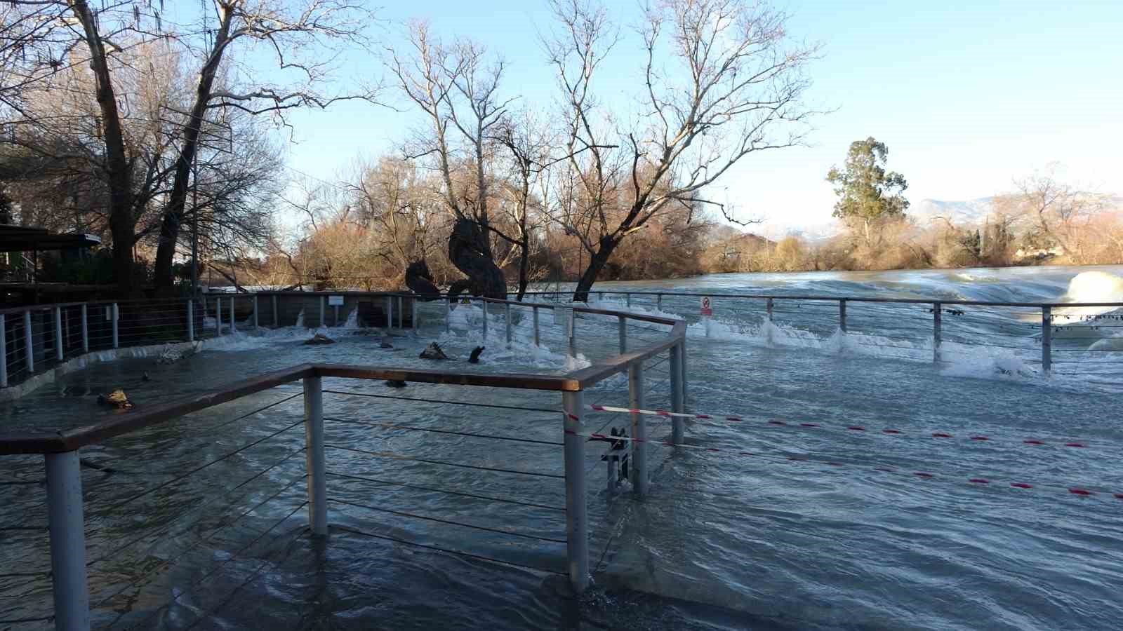 Manavgat Irmağı taştı, kenarındaki işletmeler sular altında kaldı
