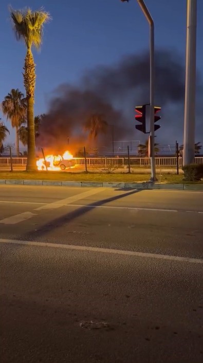 Alanya’da çarpışan araba alev topuna döndü