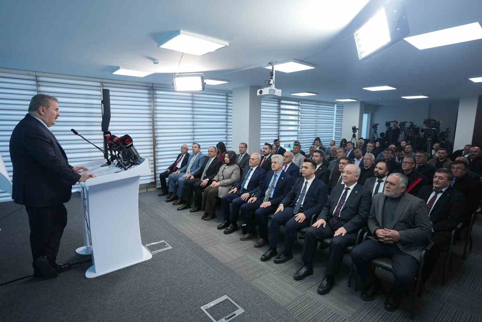 BBP Genel Başkanı Destici: "Savaş mı var bu &uuml;lkede de CHP barış konferansı d&uuml;zenledi?"
