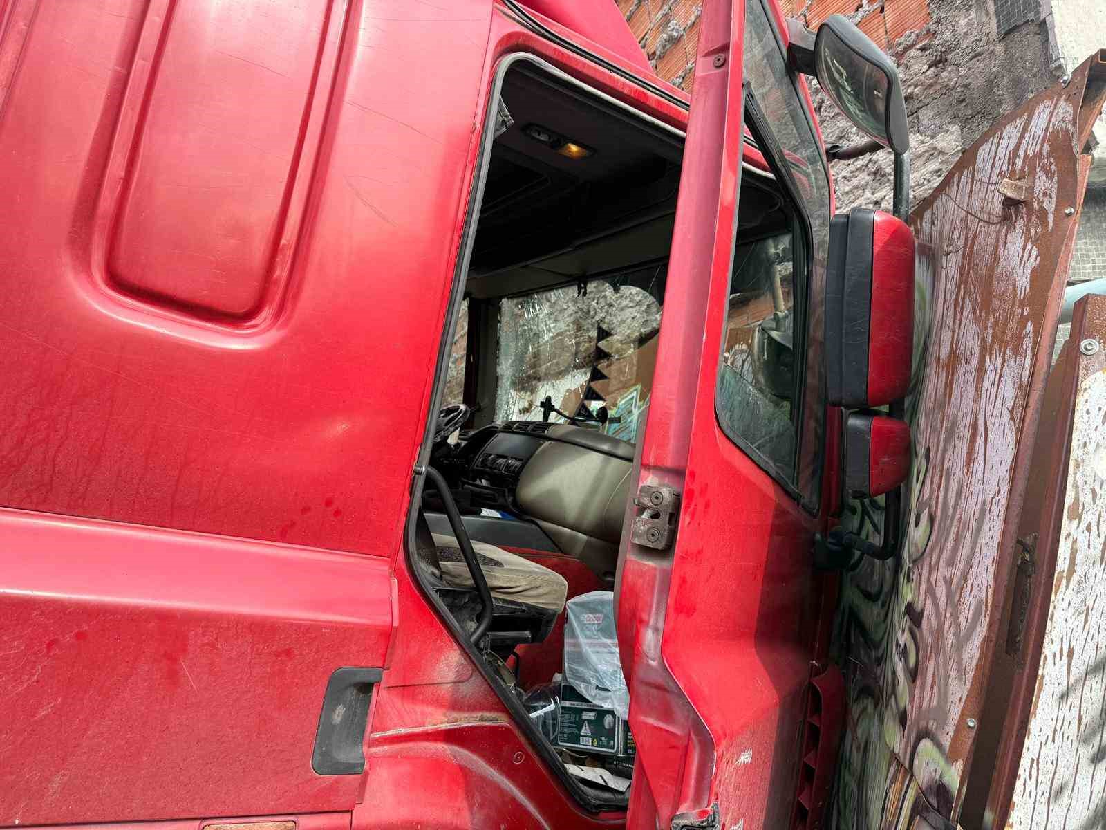 Beşiktaş&rsquo;ta facianın eşiğinden d&ouml;n&uuml;ld&uuml;: Freni boşalan tır binaya &ccedil;arptı
