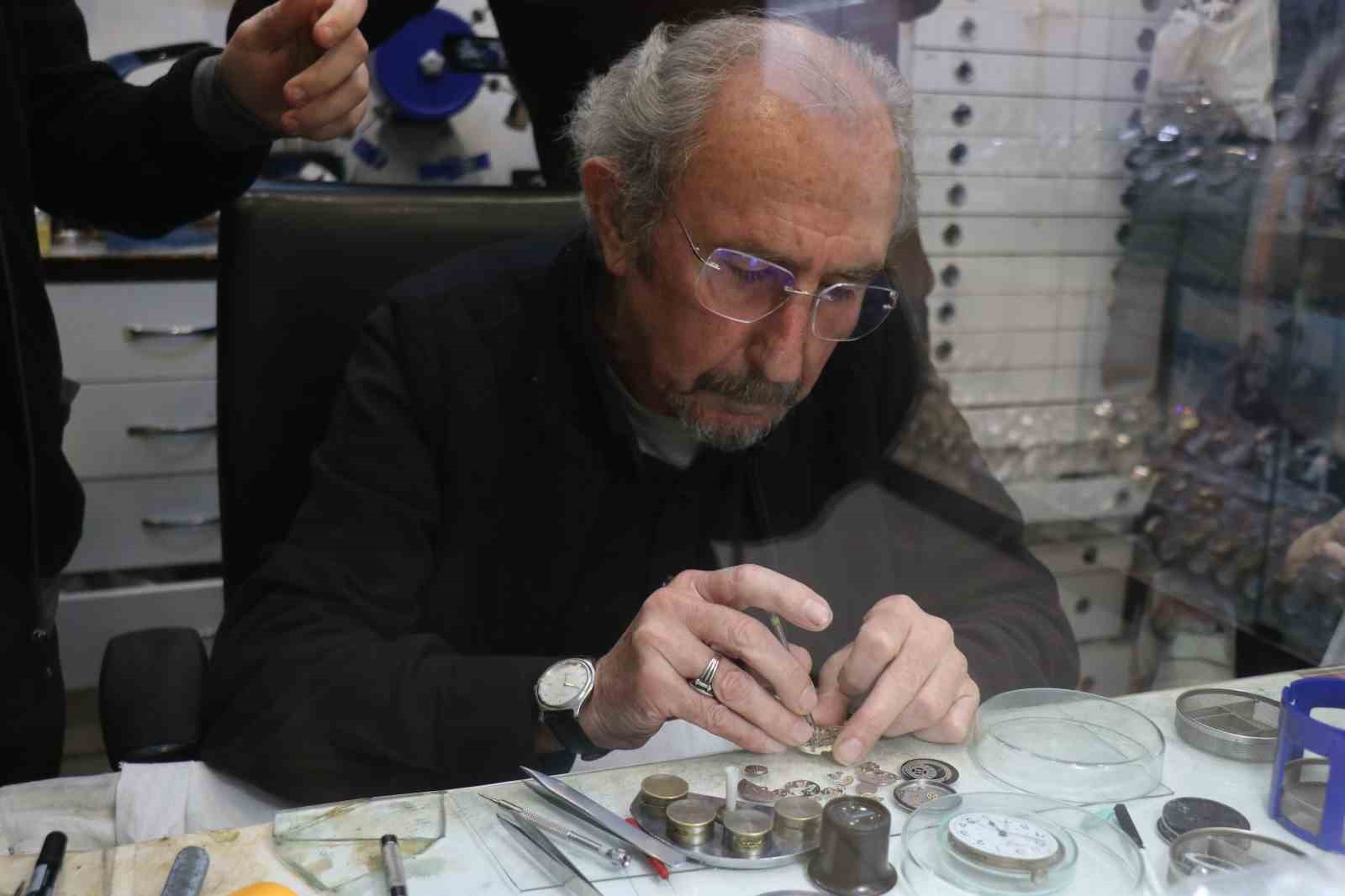 Okuldan vazgeçti, ömrünü akrep ve yelkovana adadı