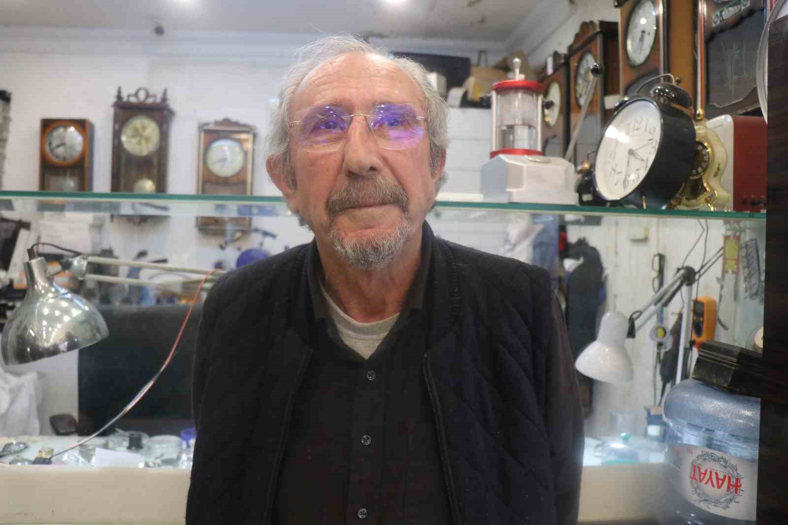 Okuldan vazge&ccedil;ti, &ouml;mr&uuml;n&uuml; akrep ve yelkovana adadı
