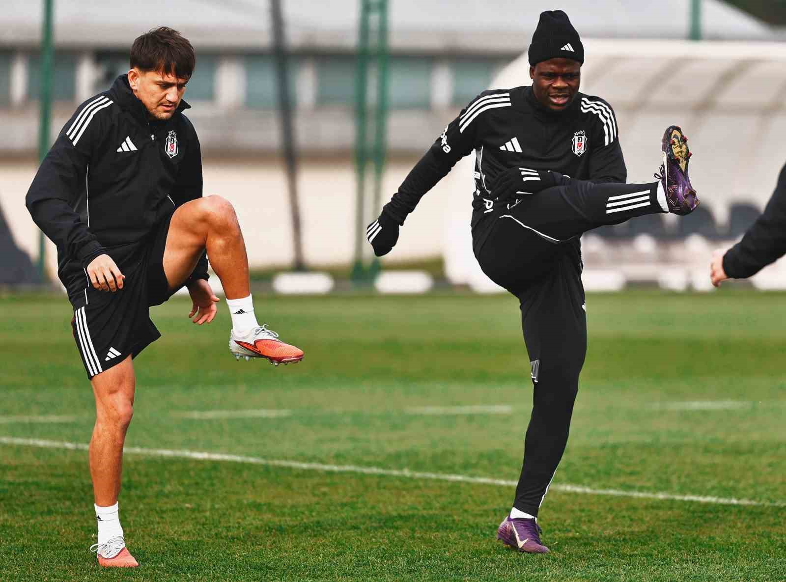 Beşiktaş&rsquo;ta Junior Olaitan ilk idmanına &ccedil;ıktı
