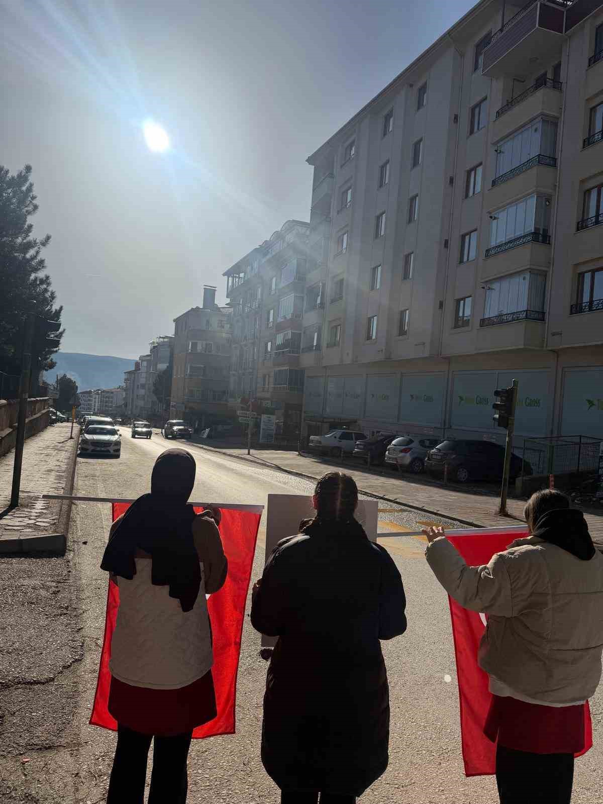 &Ouml;ğrencilerin bayrak sevgisi yollara taştı: S&uuml;r&uuml;c&uuml;ler karşılıksız bırakmadı
