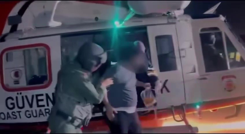 Balıkesir&rsquo;de zorlu hava şartlarına rağmen sahil g&uuml;venlikten hayat kurtaran operasyon
