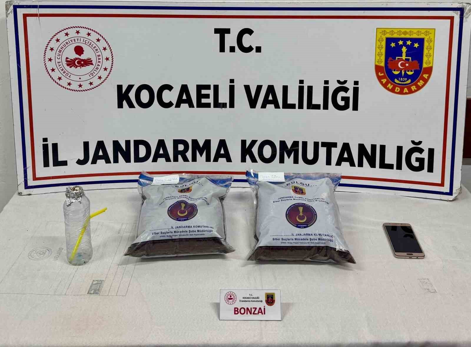 Kocaeli&rsquo;de 3 kilo bonzai ve 5 bin hap ele ge&ccedil;irildi
