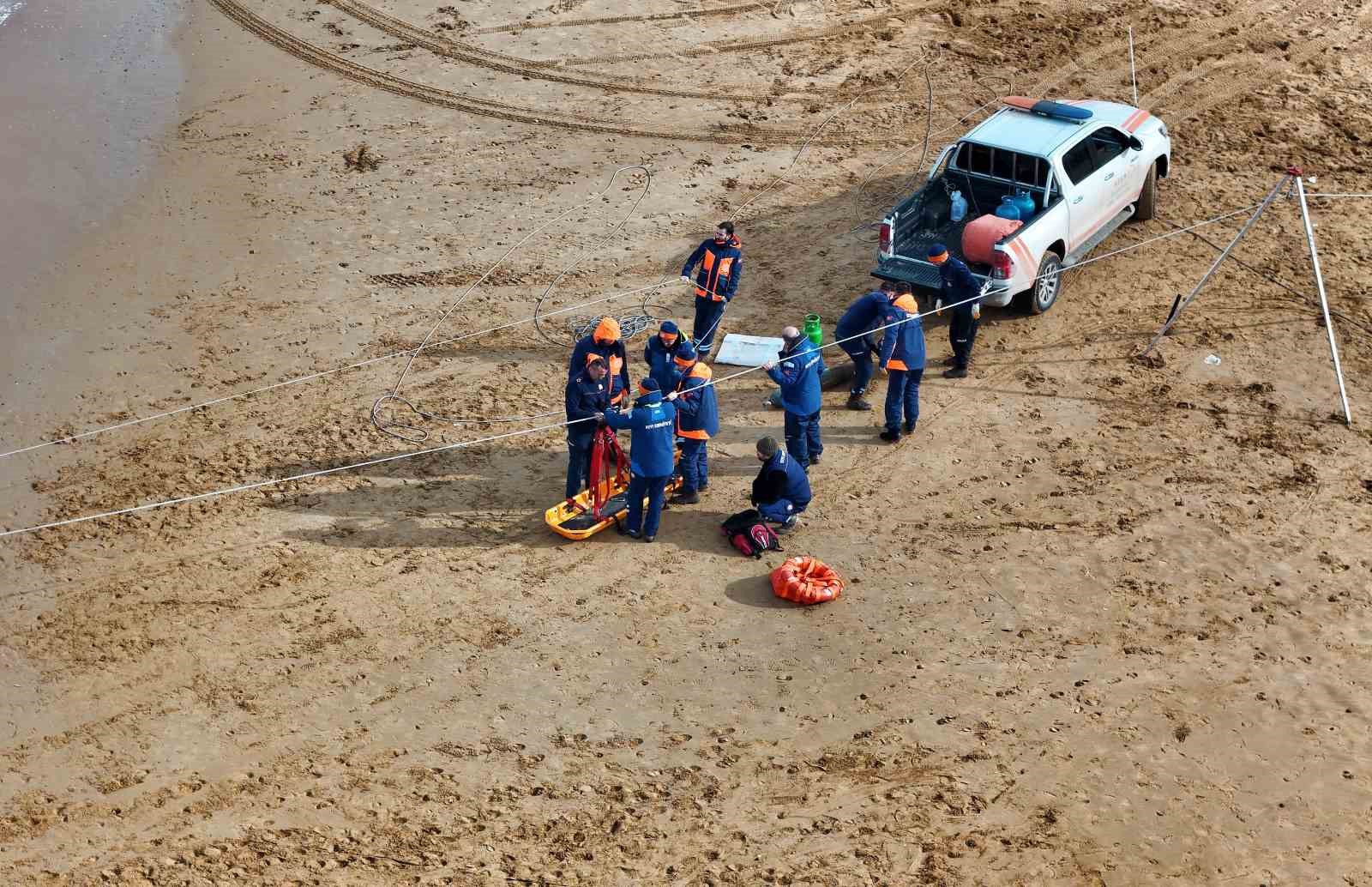 Sarıyer&rsquo;de karaya oturan gemiyi kurtarma &ccedil;alışmaları s&uuml;r&uuml;yor
